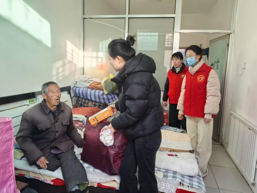 情暖冬至 爱满春苑——榆阳区崇文路街道春苑社区支部书记带队开展冬至慰问活动