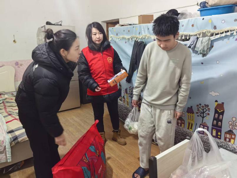 情暖冬至 爱满春苑——榆阳区崇文路街道春苑社区支部书记带队开展冬至慰问活动