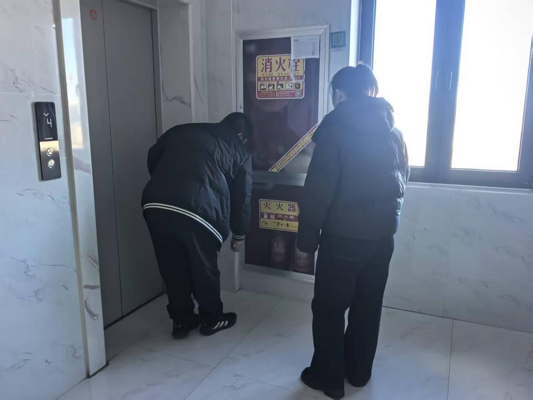 消除“悬”在头顶的隐患——直击寨城庄社区高层安全排查一线