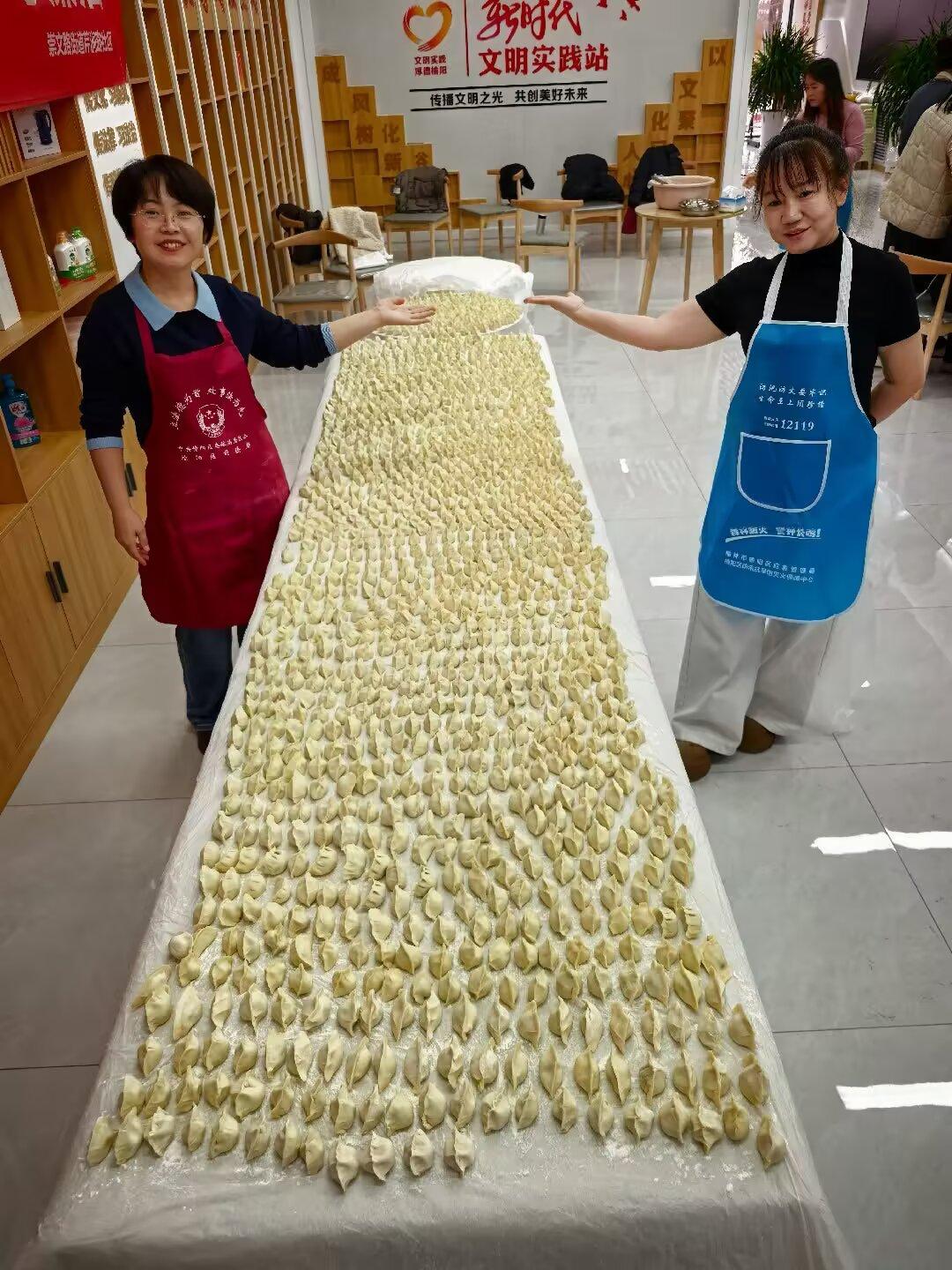 榆阳区崇文路街道芹涧路社区开展“饺香传暖意 风清守廉洁”主题实践活动