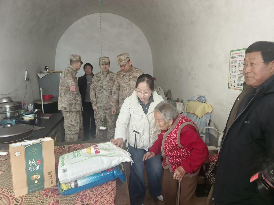 情暖夕阳红！吴堡县人武部深入岔上镇开展双拥慰问活动