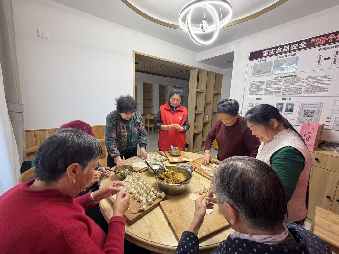崇文路街道寨城庄社区开展“手包团圆饺 心系夕阳红”冬至日敬老送暖主题活动