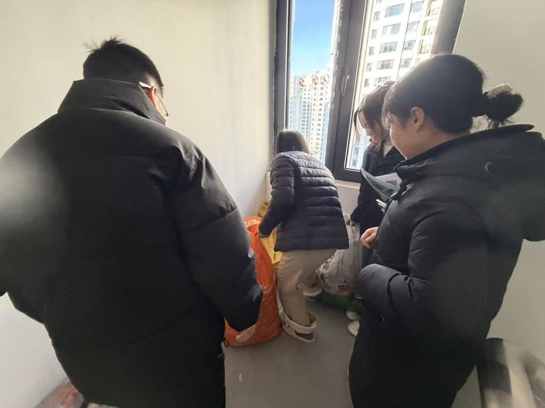 消除“悬”在头顶的隐患——直击寨城庄社区高层安全排查一线