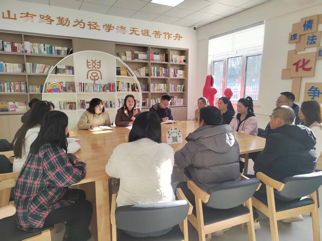 榆阳区崇文路街道葡萄园社区人大代表开展进社区“面对面 心贴心”交流活动