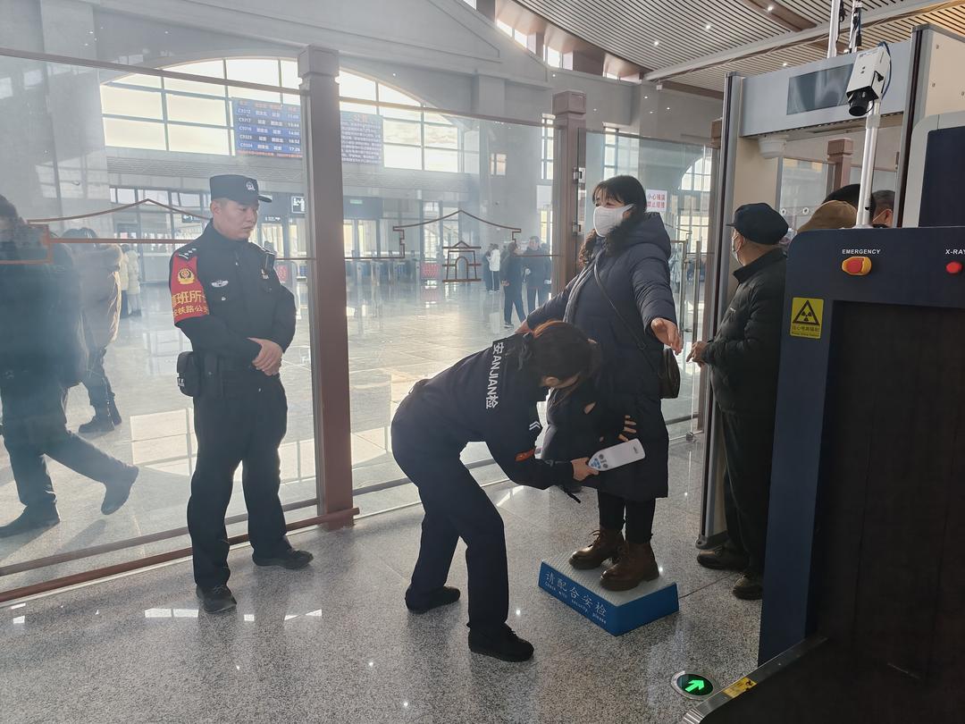 红色高铁开通日 忠诚护航保平安——富县东站派出所护航西延高铁通车运营