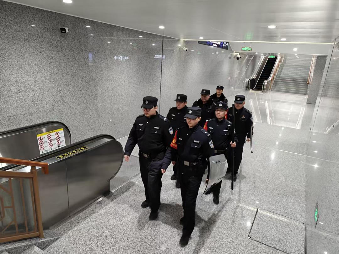 红色高铁开通日 忠诚护航保平安——富县东站派出所护航西延高铁通车运营