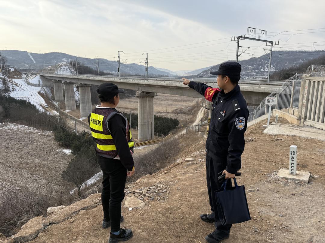 红色高铁开通日 忠诚护航保平安——富县东站派出所护航西延高铁通车运营