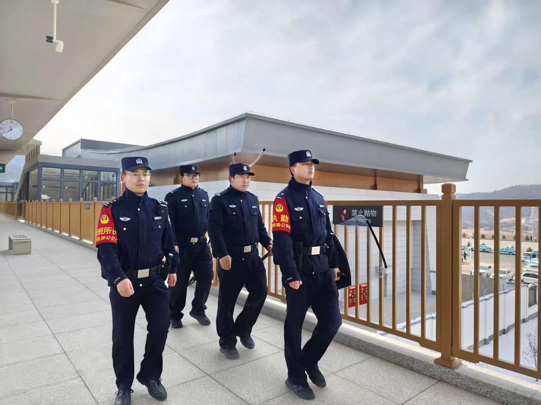 红色高铁开通日 忠诚护航保平安——富县东站派出所护航西延高铁通车运营