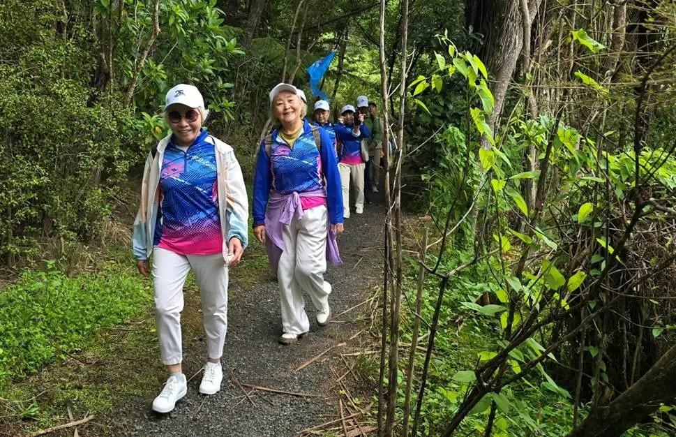 ç”·äººå’Œå¥³äººç«™åœ¨æ ‘æ�—é‡Œ

AI ç”Ÿæˆ�çš„å†…å®¹å�¯èƒ½ä¸�æ­£ç¡®ã€‚