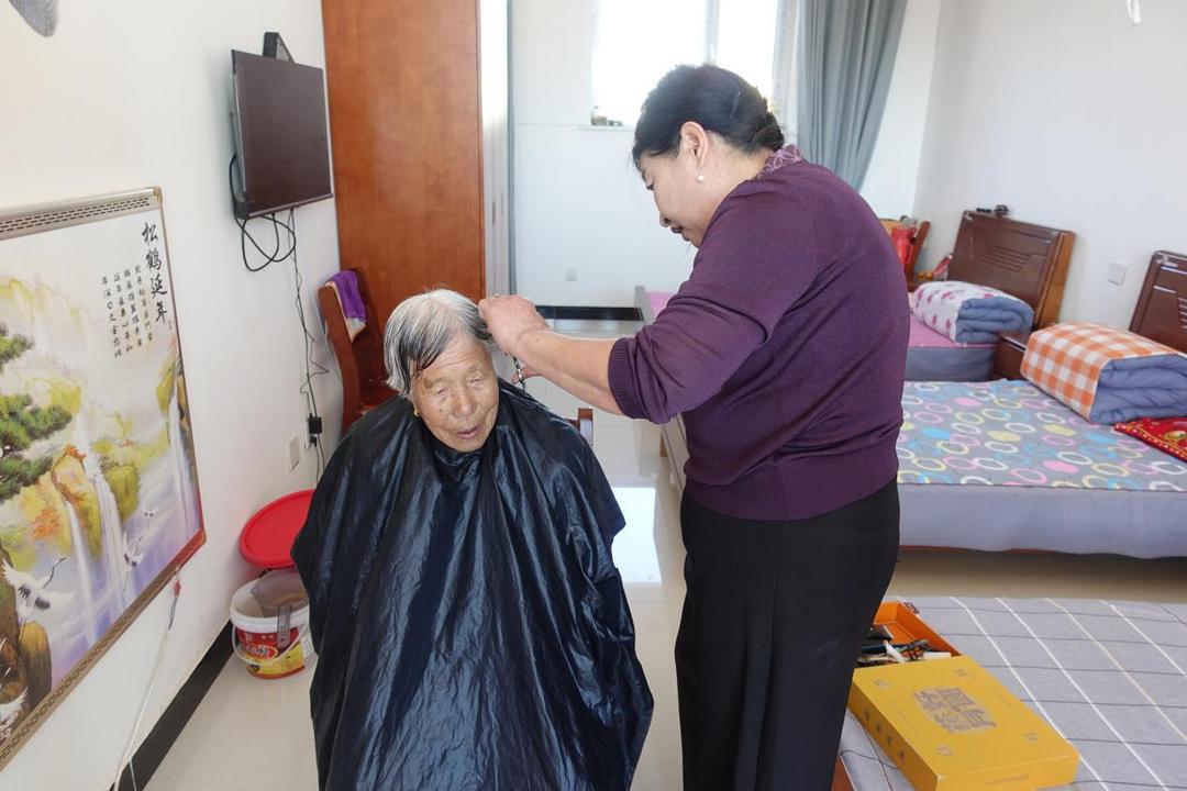 幸福院里年味浓！神木市大保当镇小草湾村幸福院40余位老人欢聚过元旦迎新年