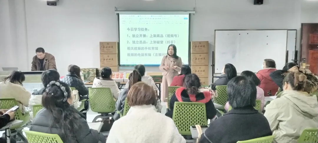 <a href=https://www.shidiannet.com/zt/shaanxi/ target=_blank class=infotextkey>陕西</a>白水杜康启动公益人才计划，白酒老字号入局直播电商！