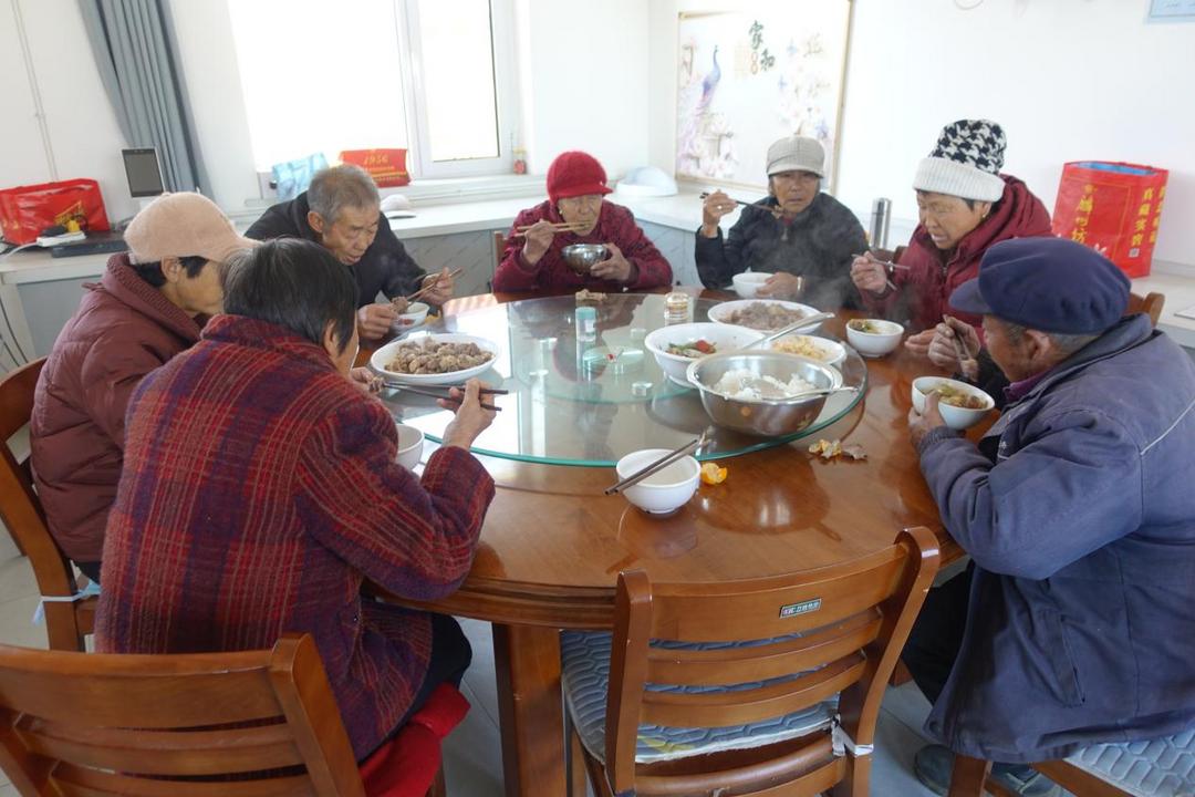 幸福院里年味浓！神木市大保当镇小草湾村幸福院40余位老人欢聚过元旦迎新年