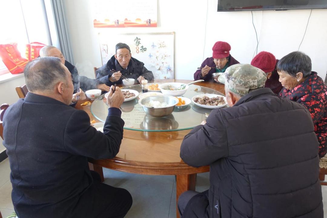 幸福院里年味浓！神木市大保当镇小草湾村幸福院40余位老人欢聚过元旦迎新年