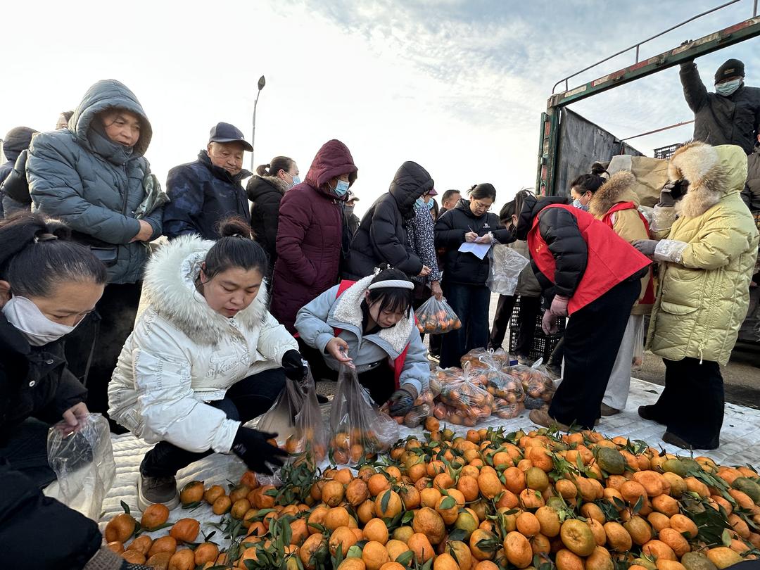 寒冬赠礼传暖意，一果一叶总关情——金沙路街道公园社区联合爱心企业开展“冬日送暖”公益活动