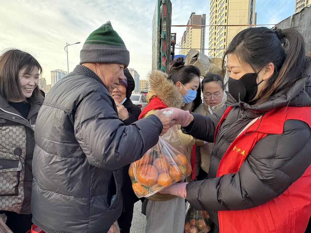 寒冬赠礼传暖意，一果一叶总关情——金沙路街道公园社区联合爱心企业开展“冬日送暖”公益活动