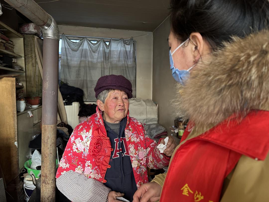 寒冬赠礼传暖意，一果一叶总关情——金沙路街道公园社区联合爱心企业开展“冬日送暖”公益活动