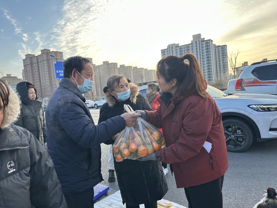 寒冬赠礼传暖意，一果一叶总关情——金沙路街道公园社区联合爱心企业开展“冬日送暖”公益活动
