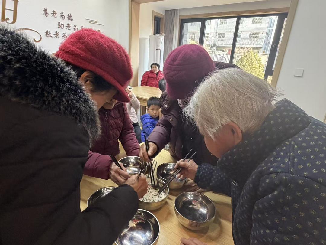 崇文路街道寨城庄社区：社区元旦活动暖，老人欢笑又动脑