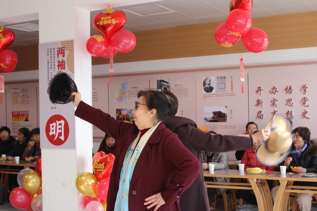 榆阳区学院社区开展“邻里共秀，悦启元旦”跨年走秀活动