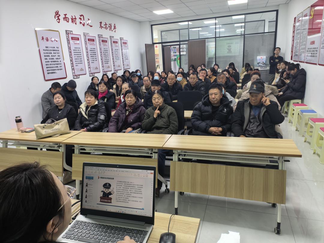 芹涧路社区开展“双报到强联动，普法惠民进社区”主题实践活动