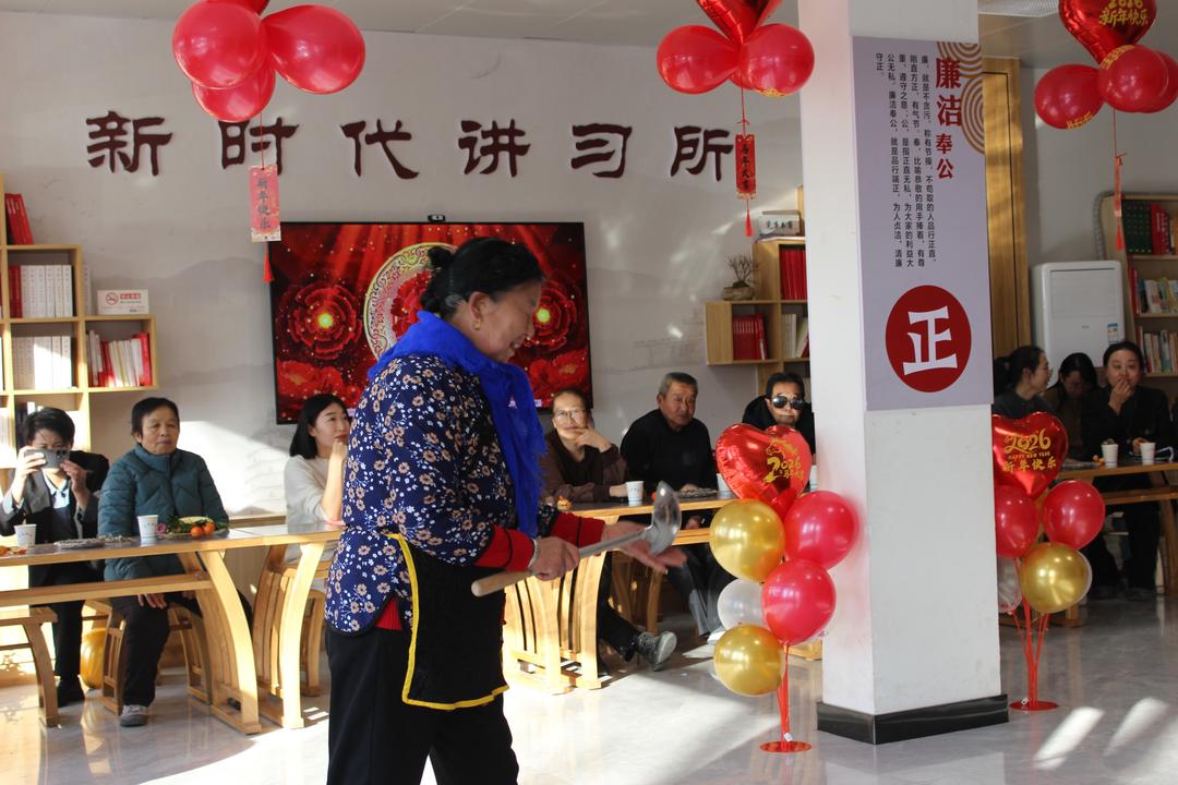榆阳区学院社区开展“邻里共秀，悦启元旦”跨年走秀活动