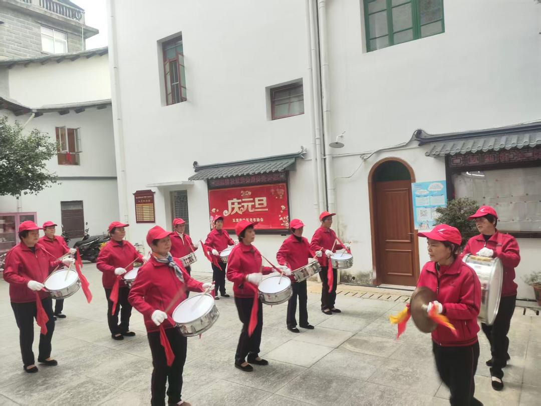 歌舞谱出平安曲 军鼓敲开幸福门——福建永春县五里街社区老年协会开展庆元旦活动