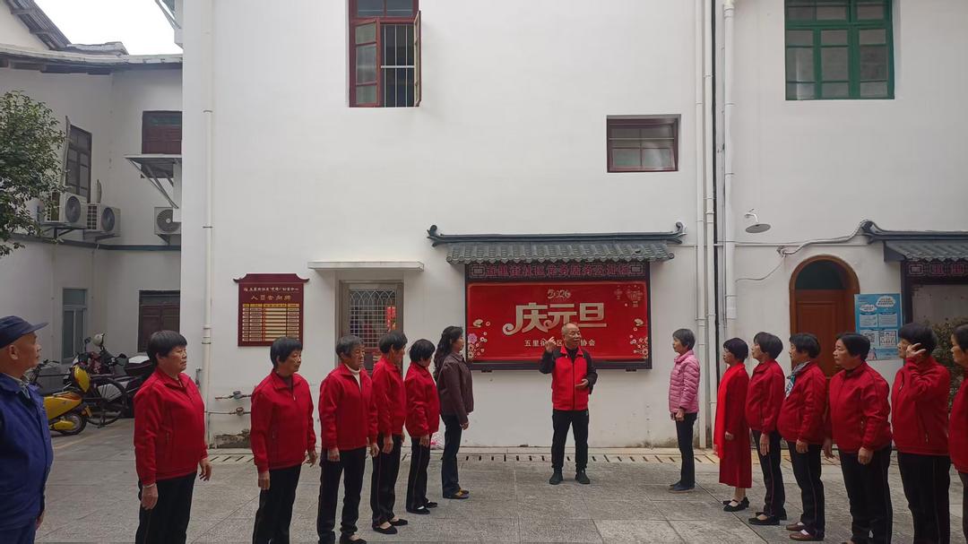 歌舞谱出平安曲 军鼓敲开幸福门——福建永春县五里街社区老年协会开展庆元旦活动