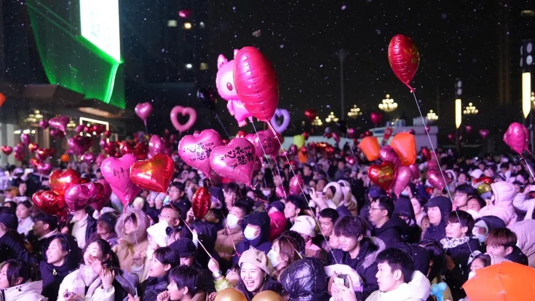 炸裂开场，万人共赴！渭南跨年夜，被<a href=https://www.shidiannet.com/zt/shaanxi/ target=_blank class=infotextkey>陕西</a>白水杜康点燃了！