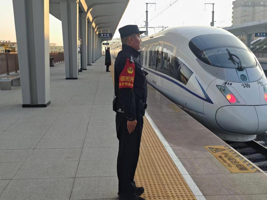 延安铁路公安处富县东站派出所：护航高铁启新篇