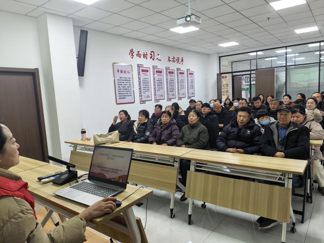 大家认真听芹涧路社区政策宣讲