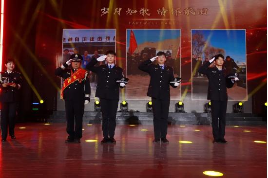 退休老前辈亲手将警帽与警徽交到新警手中