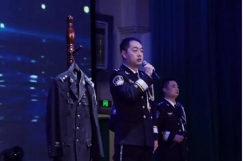诗朗诵《警服里的诗篇》