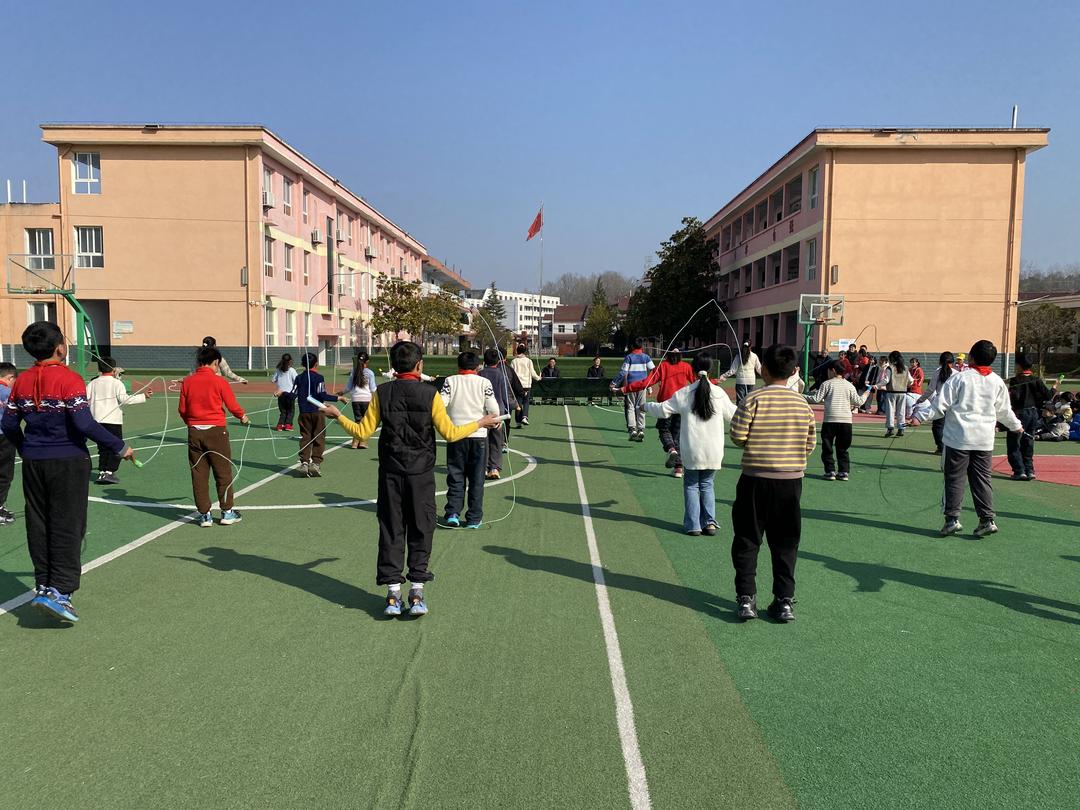 活力赛场展风采 阳光体育伴成长——西乡县柳树镇中心学校举办阳光体育比赛