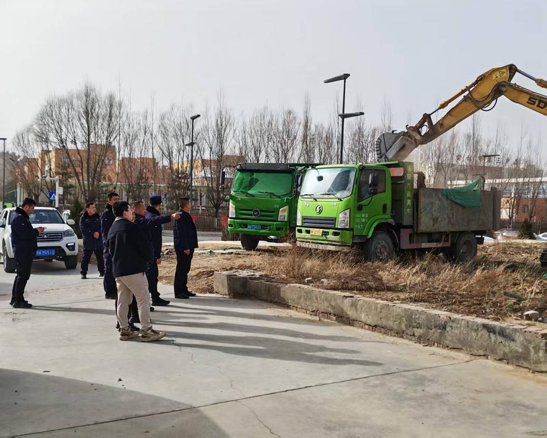寨城庄社区人大代表联合执法整治空闲地建停车场，解民生难题