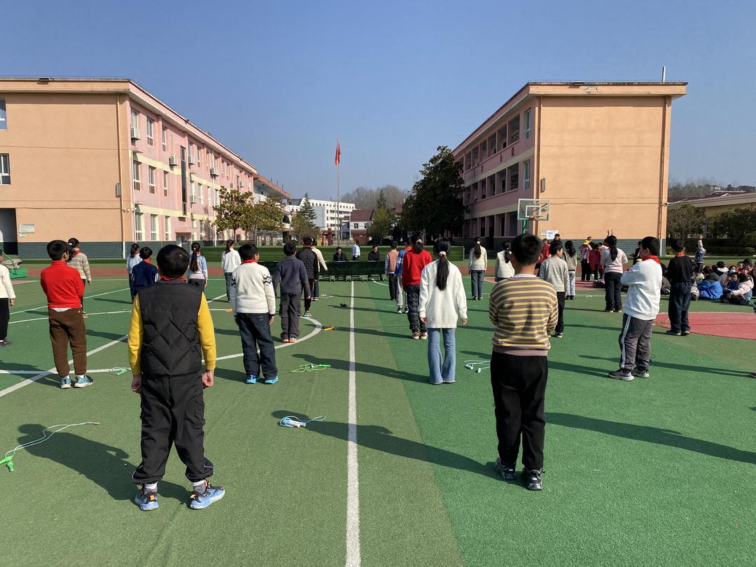 活力赛场展风采 阳光体育伴成长——西乡县柳树镇中心学校举办阳光体育比赛