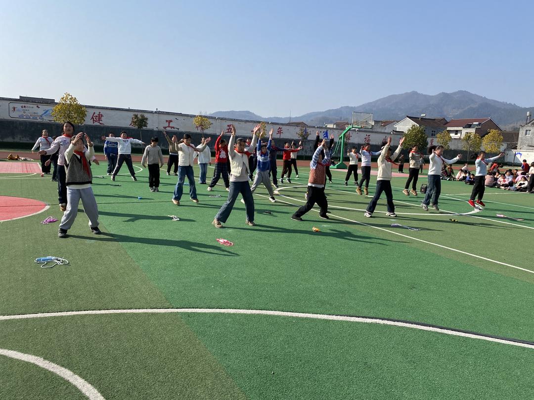 活力赛场展风采 阳光体育伴成长——西乡县柳树镇中心学校举办阳光体育比赛