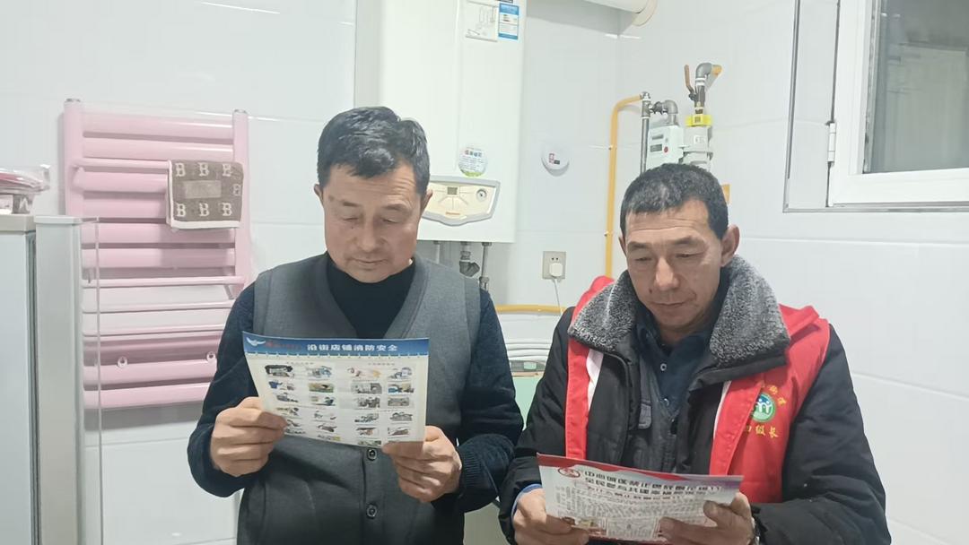 发放安全宣传资料