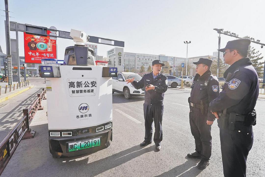 民辅警在交流无人警用巡逻车操作要点