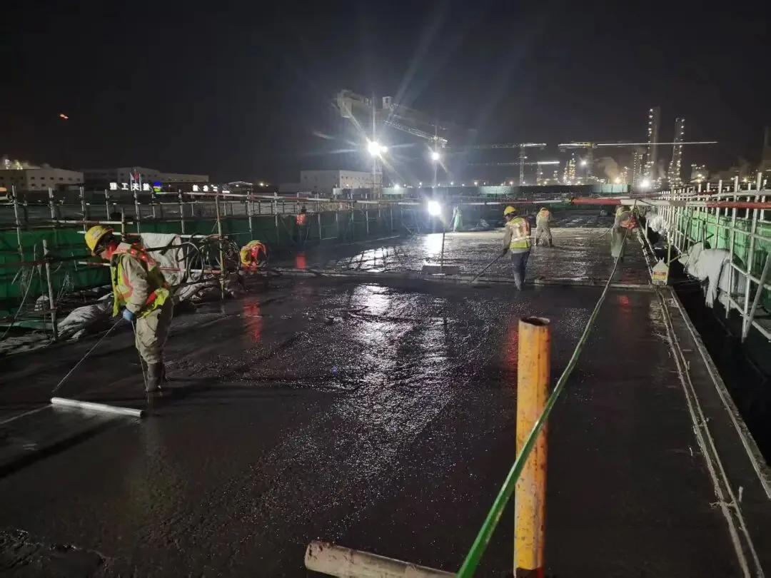 榆林化学1500万吨/年煤炭分质清洁高效转化示范项目二期一阶段第二循环水场吸水池主体结构混凝土完成最后封盖