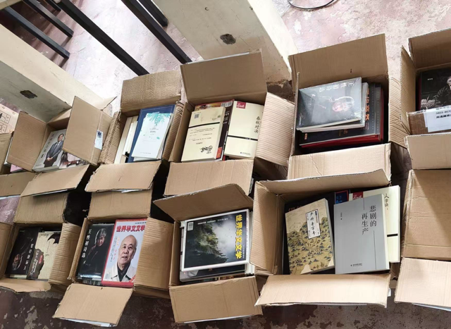 著名旅美作家姜卫民向华侨图书馆捐赠图书-华闻时空