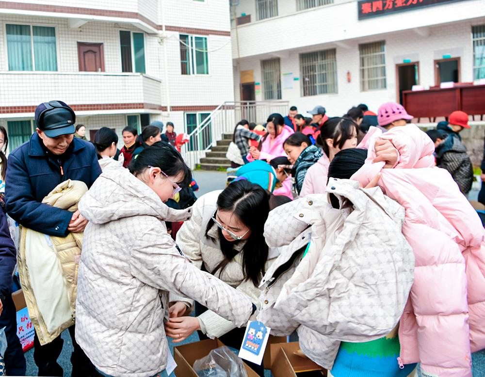 Entrepreneurs born in the 1990s show love and warmth to students facing difficulties in their pursuit of education