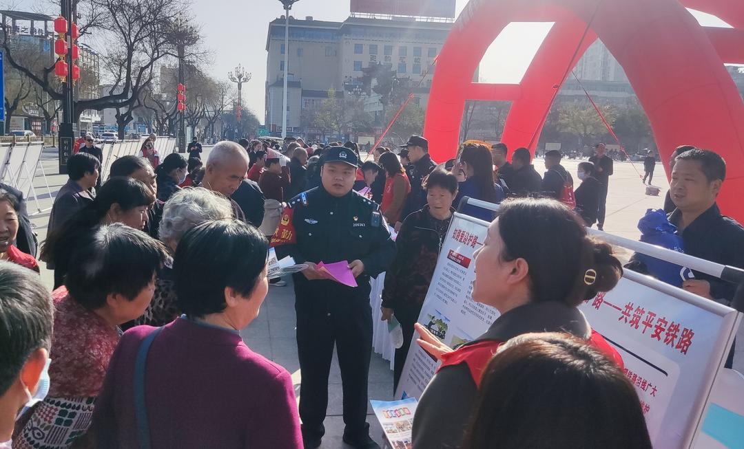 延安铁警灵活方式开展法治安全宣传