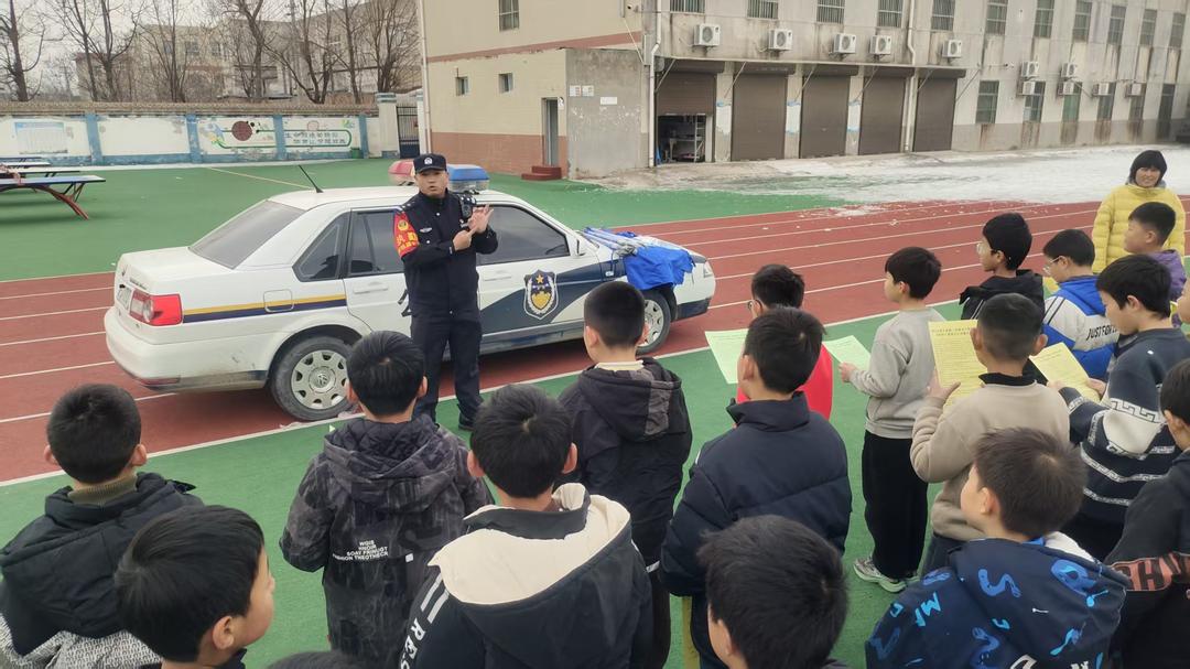 延安铁警灵活方式开展法治安全宣传