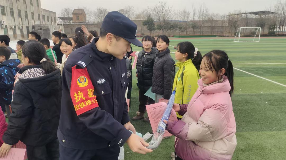 延安铁警灵活方式开展法治安全宣传
