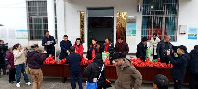 汇聚社会力量 共绘乡村新景 ——“助力乡村振兴 共建和美社区”爱心座谈会暨送温暖活动在龙马新社区成功举行