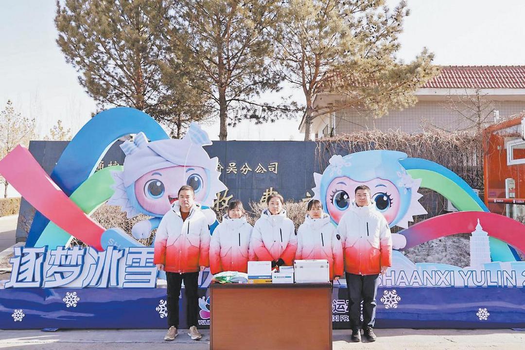 社会志愿者合影留念。