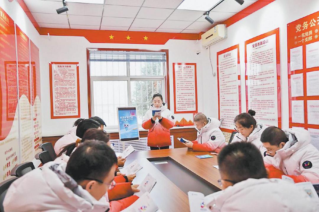 对志愿者进行培训。