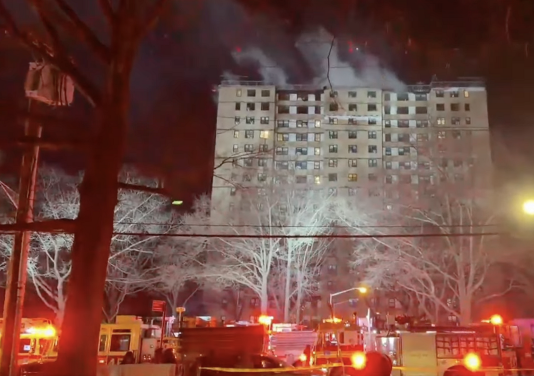 美国纽约高层公寓楼发生燃气爆炸引发火灾致1死14伤_新加坡_新闻_华人头条