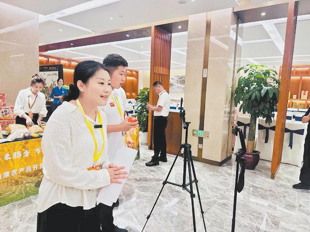 主播热情推荐米脂特色农产品。杨晓慧摄