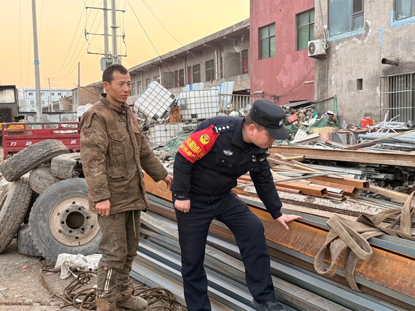 黄陵站派出所排查沿线废品收购站：筑牢铁路安全防线